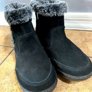 Khombu Iris Leather black ankle boots waterproof, fur trim, size 8 never worn